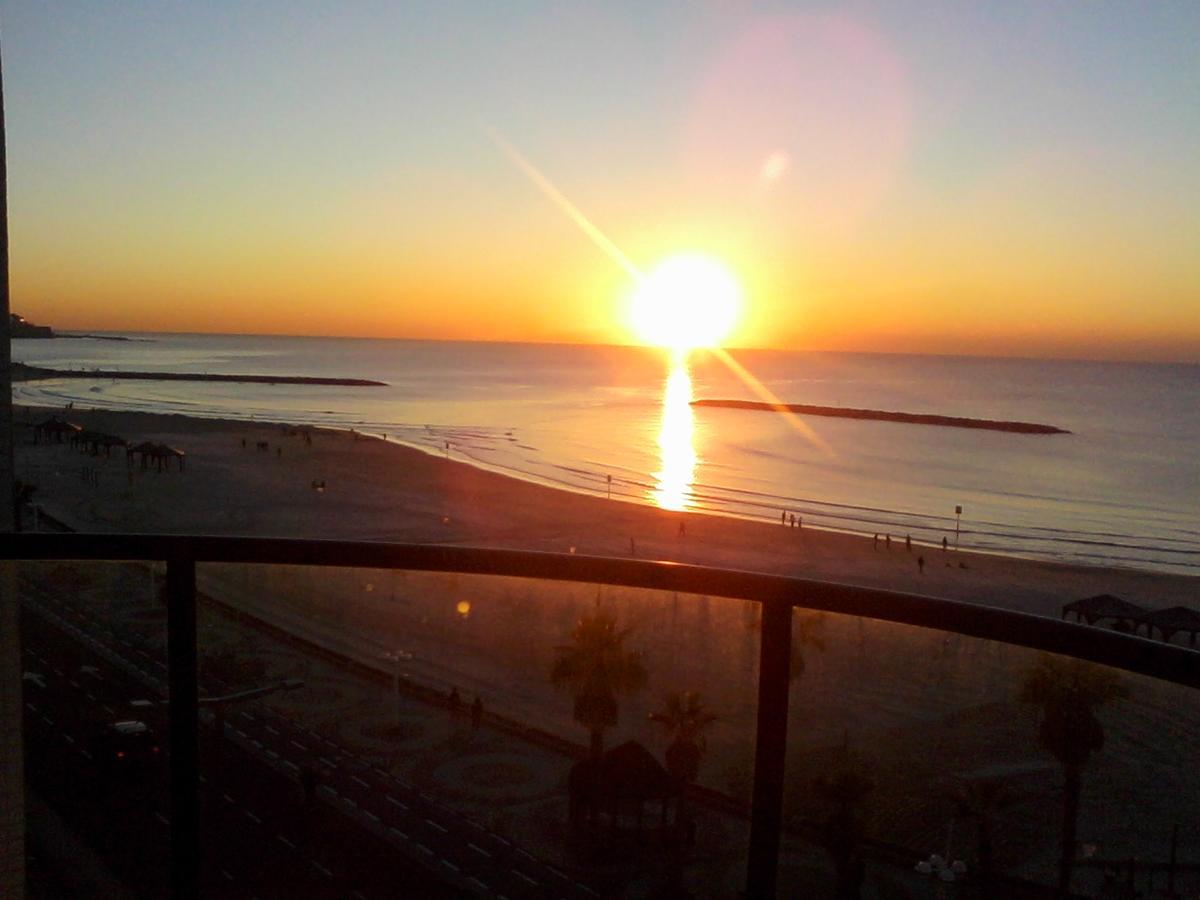 Ocean Front Apartments First Line To The Beach テル・アビブ エクステリア 写真